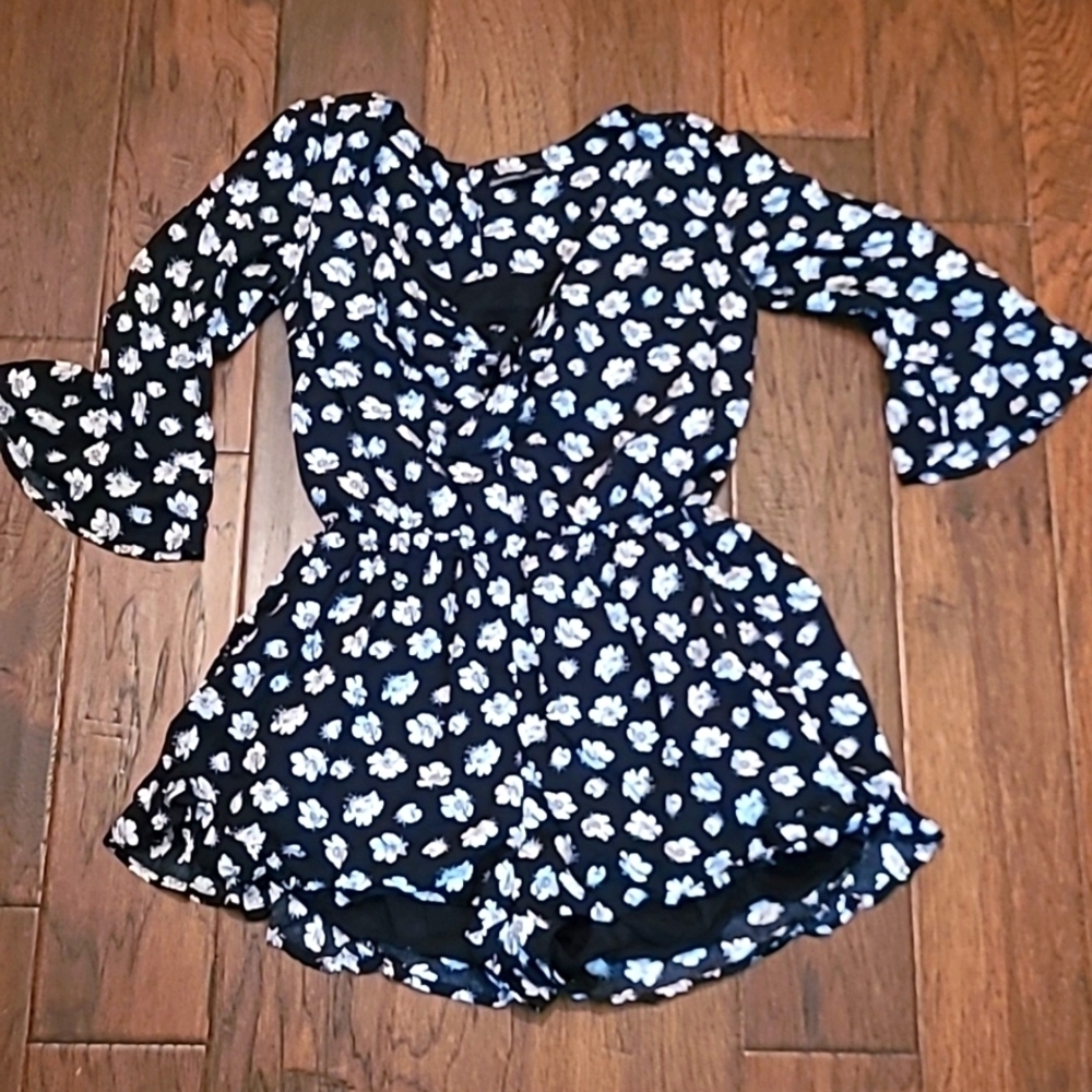 Abercrombie & Fitch Black & White Floral Romper size Small